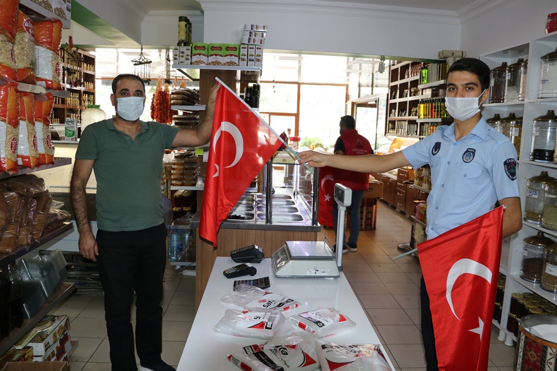 ESNAFA CUMHURİYET BAYRAMI HEDİYESİ BAYRAK OLDU