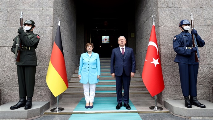 Millî Savunma Bakanı Akar, Almanya Savunma Bakanı Annegret Kramp-Karrenbauer ile Bir Araya Geldi