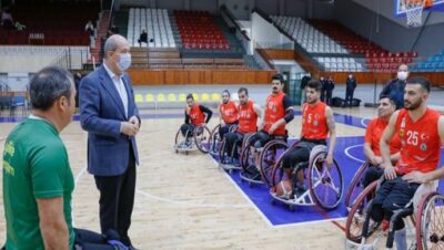 Cumhurbaşkanı Ersin Tatar, KKTC Tekerlekli Sandalye Basketbol Takımı ile Türkiye Cumhuriyeti TSK Tekerlekli Sandalye Basketbol Takımı arasında oynanan lig maçını izledi