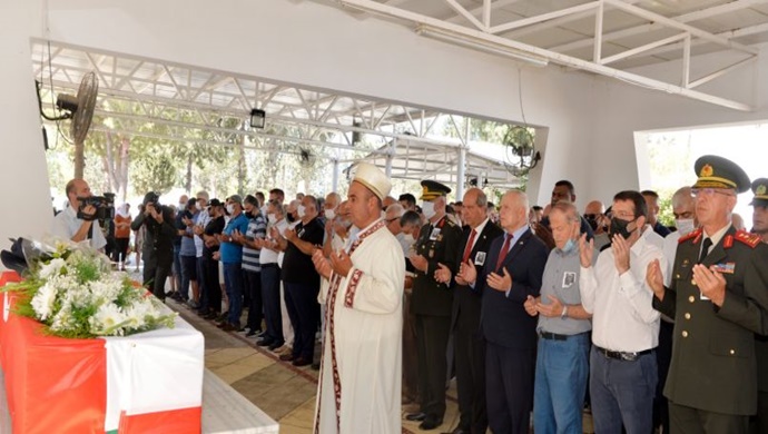 Cumhurbaşkanı Ersin Tatar, dün hayatını kaybeden Türk Mukavemet Teşkilatı komutanlarından Osman Efe’nin Lefkoşa Kabristanı’nda düzenlenen cenaze törenine katıldı