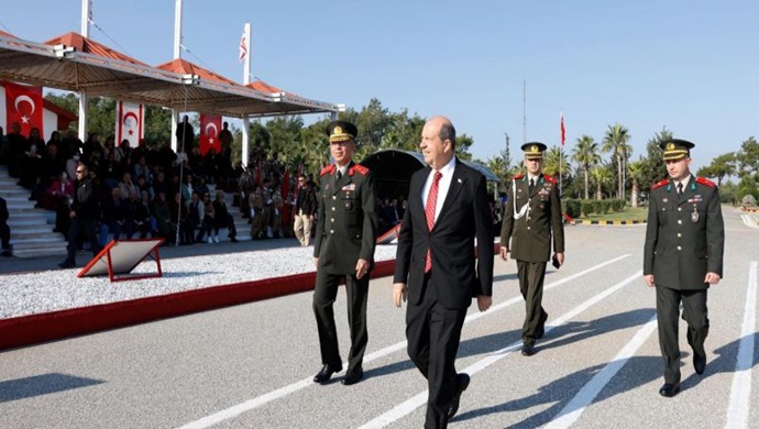 Cumhurbaşkanı Ersin Tatar, Güvenlik Kuvvetleri Komutanlığı bünyesine katılan 45/5. Dönem Mesleki Asteğmen ve 45/6. Dönem Çavuş Celbi’nin, Gazimağusa Güvenlik Kuvvetleri Eğitim Merkez Komutanlığı’nda düzenlenen ant içme törenine katıldı