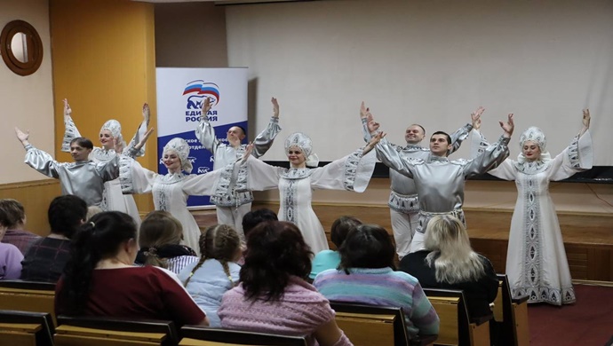 «Единая Россия» организовала в Омске концерты для женщин из Донбасса